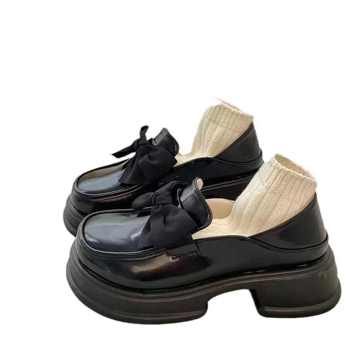 Muffin Thick Soled Black Small-حذاء جلدي أسود صغير