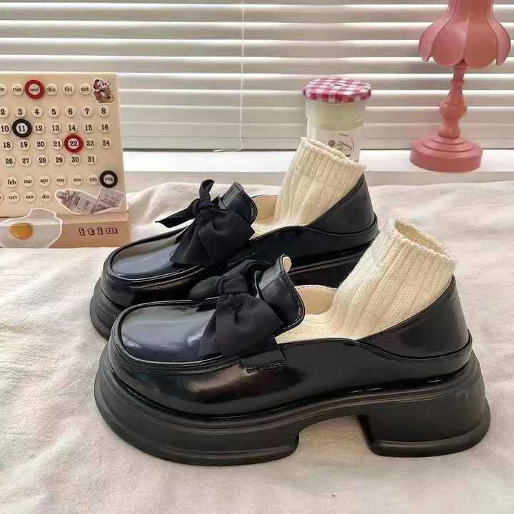 Muffin Thick Soled Black Small-حذاء جلدي أسود صغير