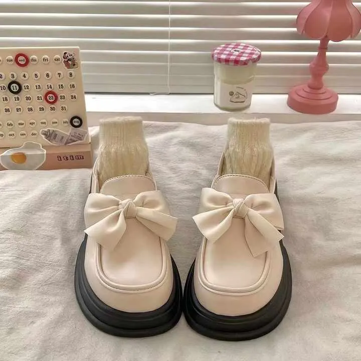 Muffin Thick Soled Black Small-حذاء جلدي أسود صغير
